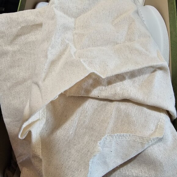 LIKE NEW PINK GUCCI SHOES - Picture 11 of 16